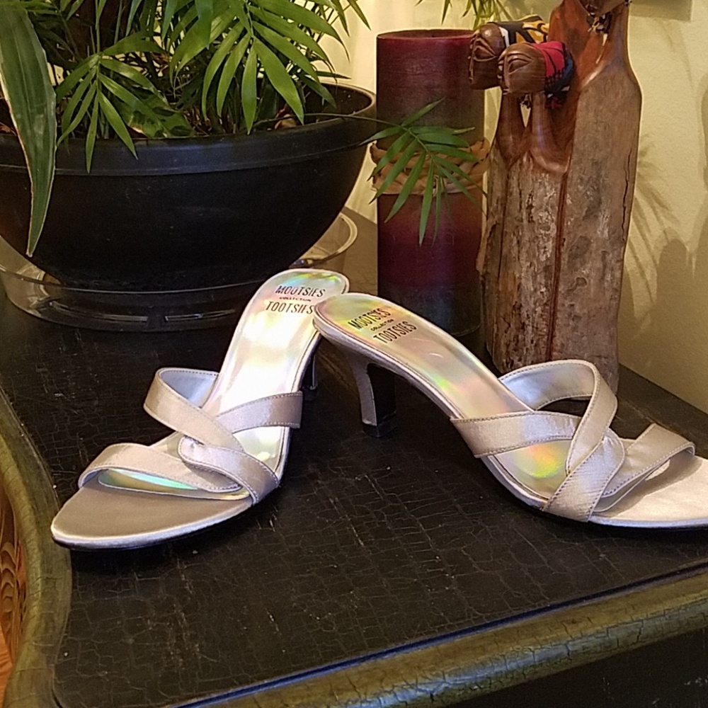 Mootsies Tootsies silver fabric heels